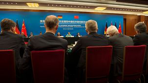 Bundeskanzlerin Angela Merkel und der chinesische Ministerpräsident Li Keqiang nehmen am Deutsch-Chinesischen Forum für wirtschaftliche und technologische Zusammenarbeit teil.