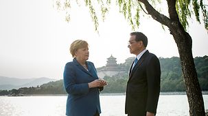 Bundeskanzlerin Angela Merkel und der chinesische Ministerpräsident Li Keqiang unterhalten sich.