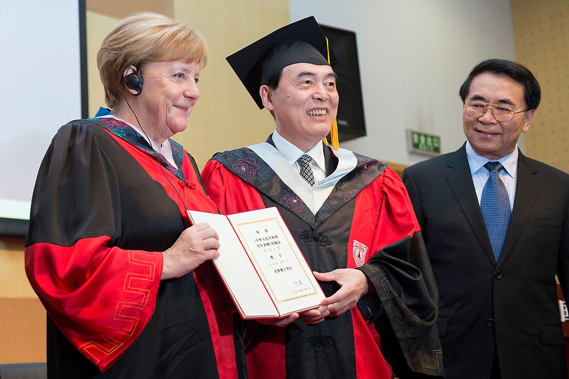 Bundeskanzlerin Angela Merkel bekommt die Ehrendoktorwürde der Universität Nanjing verliehen.