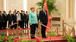 Bundeskanzlerin Angela Merkel und der chinesische Ministerpräsident Li Keqiang zur Begrüßung der deutsch-chinesischen Regierungskonsultationen.