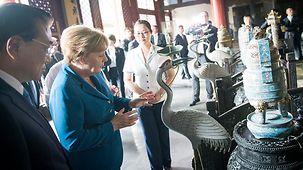 Bundeskanzlerin Angela Merkel und der chinesische Ministerpräsident Li Keqiang im Sommerpalast.