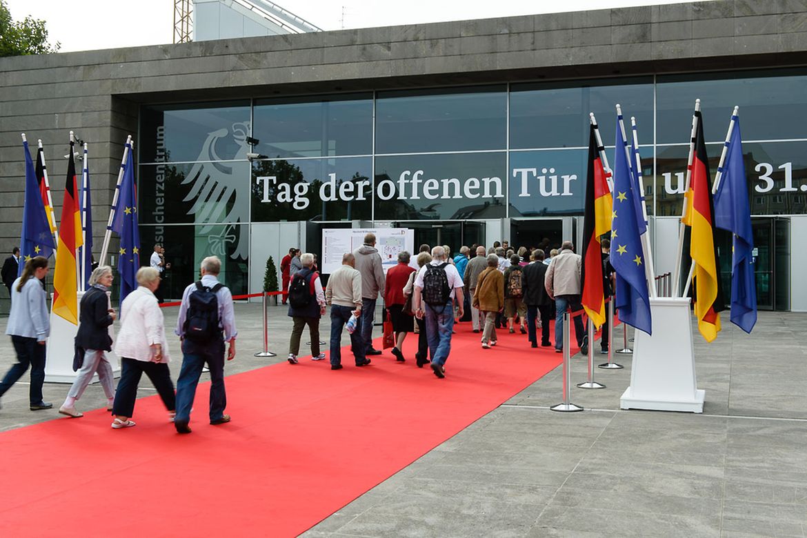 Besucher gehen über den Roten Teppich ins Bundespresseamt.