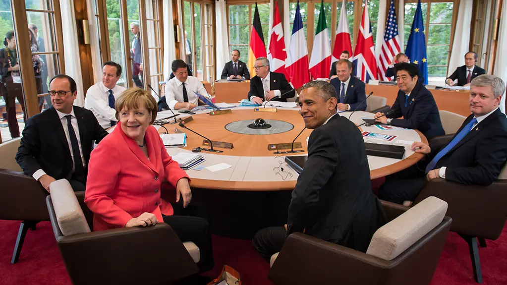 Die Teilnehmer des G7-Gipfels bei einer Arbeitssitzung auf Schloss Elmau