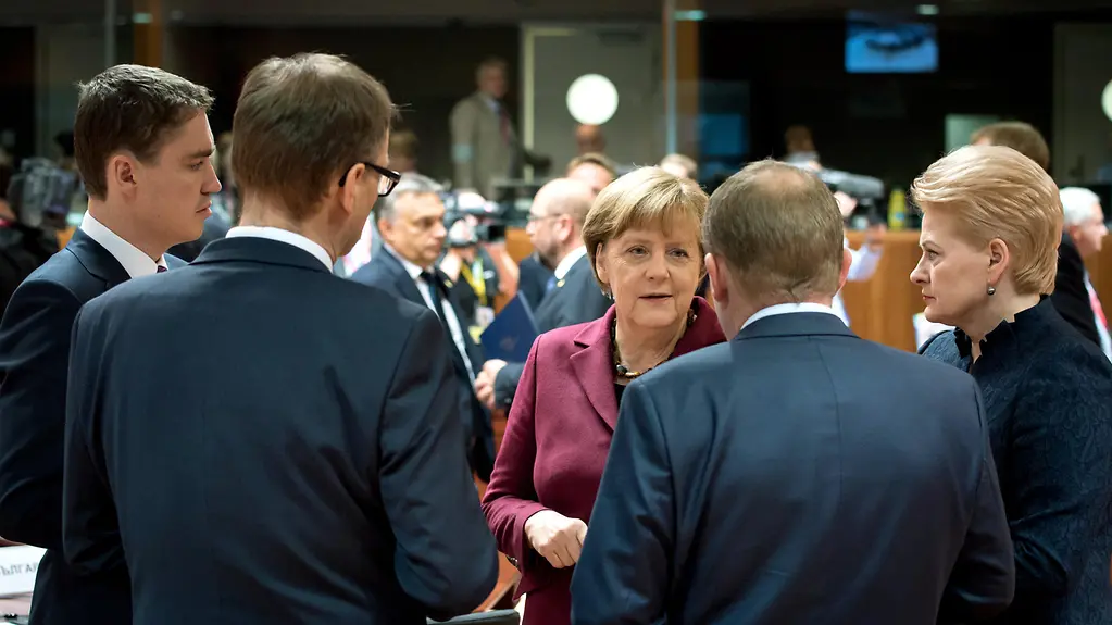 Die Bundeskanzlerin im Gespräch mit dem Ministerpräsidenten Dänemarks und der Präsidentin Litauens.