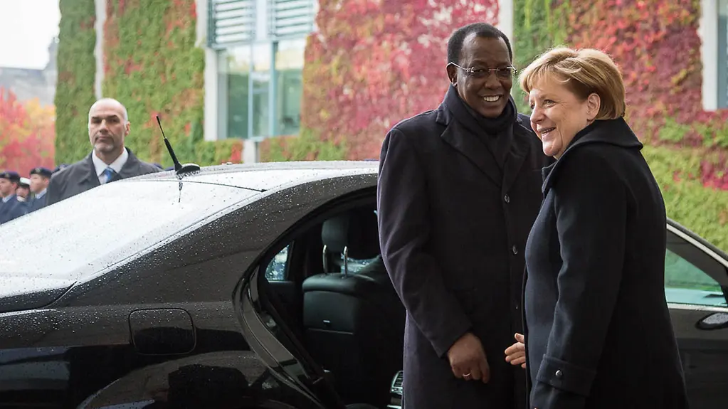 Bundeskanzlerin Angela Merkel den Staatspräsidenten des Tschad, Idriss Déby, mit militärischen Ehren im Kanzleramt.