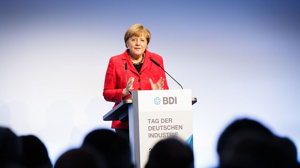 Bundeskanzlerin Angela Merkel hält am Tag der deutschen Industrie eine Rede.