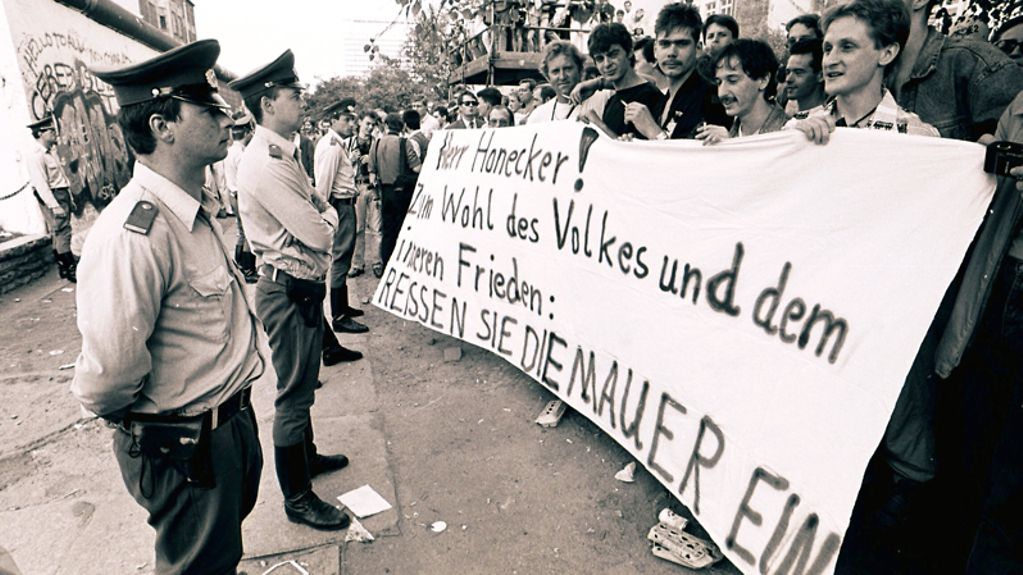 Demonstration am 13.August 1989 am Checkpoint Charlie gegen die Mauer