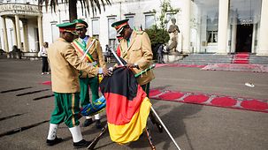 Des soldats éthiopiens préparent la visite de la chancelière devant le palais national à Addis Abeba