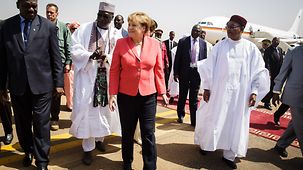 La chancelière fédérale Angela Merkel marche aux côtés du président de la République du Niger, Mahamadou Issoufou.