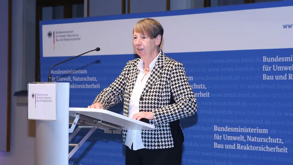 Bundesministerin Dr. Barbara Hendricks zeichnet Preisträger von "Menschen und Erfolge" aus.
