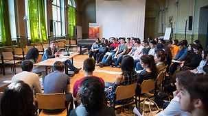 Regierungssprecher Steffen Seibert beim Besuch der Theodor-Heuss-Gemeinschaftsschule anlässlich des EU-Projekttages im Gespräch mit Schülerinnen und Schülern