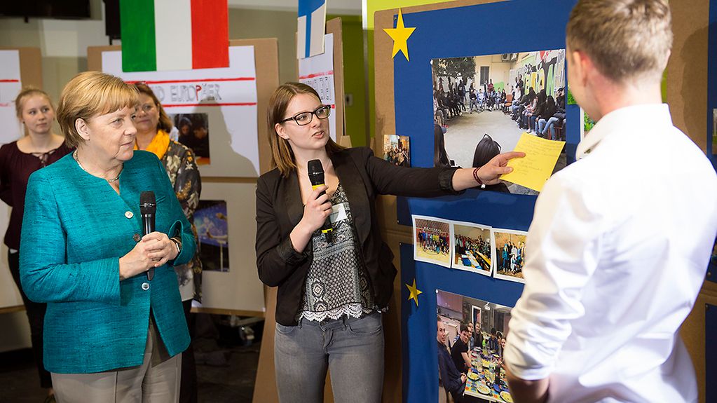 Bundeskanzlerin Angela Merkel mit Schülern der Kurt-Tucholsky-Oberschule anlässlich des EU-Projekttages.