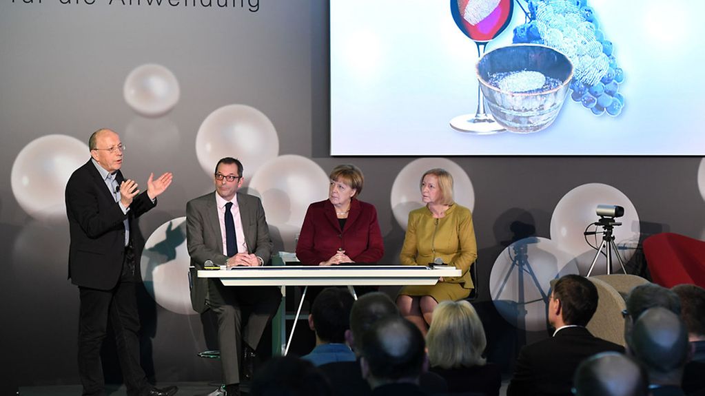 Lothar Willmiter, Staatssekretär Sontowski, Bundeskanzlerin Angela Merkel und Bundesministerin Johanna Wanka bei der Präsentation "Perlen der Forschung".