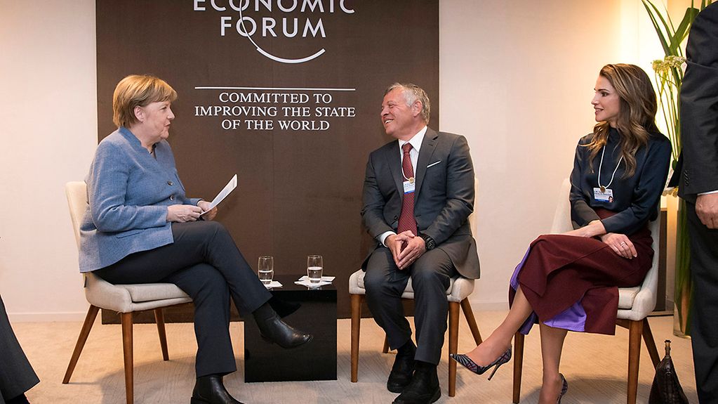 La chancelière fédérale Angela Merkel s'entretient avec le roi de Jordanie Abdallah II bin al-Hussein et sa femme Rania de Jordanie lors du Forum économique mondial de Davos
