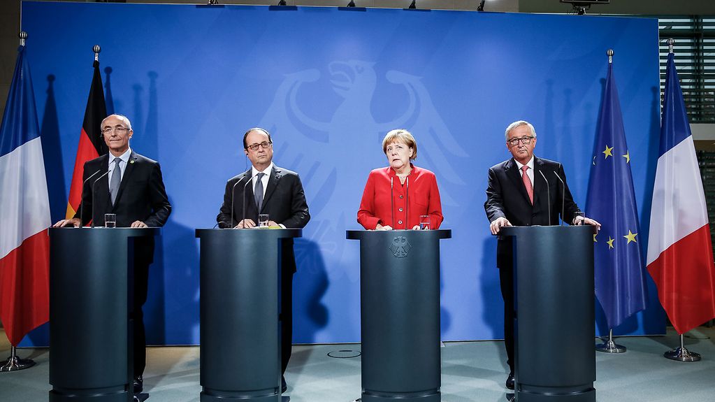 La chancelière fédérale Angela Merkel s’entretient avec le président français François Hollande, le président de la Commission européenne Jean-Claude Juncker, et le président de l’ERT Benoît Potier