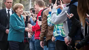 Bundeskanzlerin Angela Merkel kommt an der Robert-Jungk-Oberschule zum EU-Projekttag an und wird von Schülern begrüßt.