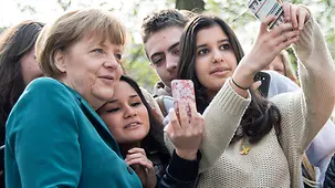Bundeskanzlerin Angela Merkel kommt an der Robert-Jungk-Oberschule zum EU-Projekttag an und wird von Schülern begrüßt.