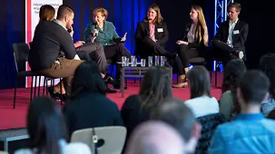 Bundeskanzlerin Angela Merkel unterhält sich mit Schülern zu europapolitischen Fragen.