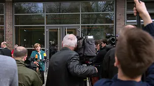 Bundeskanzlerin Angela Merkel gibt vor der Robert-Jungk-Oberschule ein Pressestatement zu ihrem Besuch.