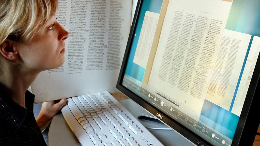In der Universitätsbibliothek in Leipzig schaut sich am Donnerstag (08.05.2008) die Studentin Mareike Sieg aus Bremen eine digitalisierte Seite des Codex Sinaiticus (313) im Internet an.