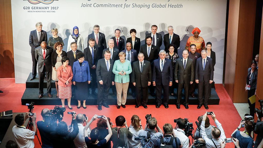 Gruppenfoto mit der Kanzlerin beim G20-Gesundheitsministertreffen.