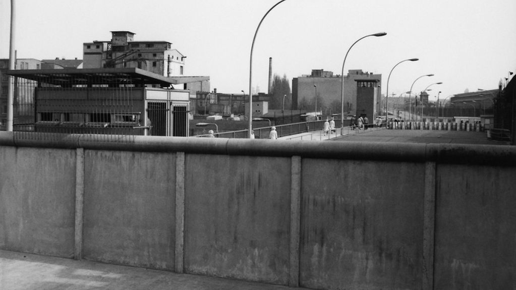 Ein Grenzübergang zur DDR in Berlin