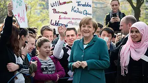Bundeskanzlerin Angela Merkel kommt an der Robert-Jungk-Oberschule zum EU-Projekttag an und wird von Schülern begrüßt.