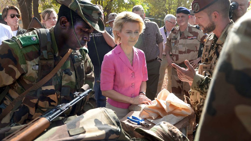 Bundesverteidigungsministerin Ursula von der Leyen im Trainings Camp in Koulikoro in Mali.