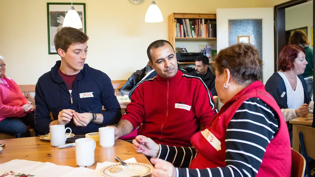 Ehrenamtliche und Flüchtlinge treffen sich zum gemeinsamen Frühstück