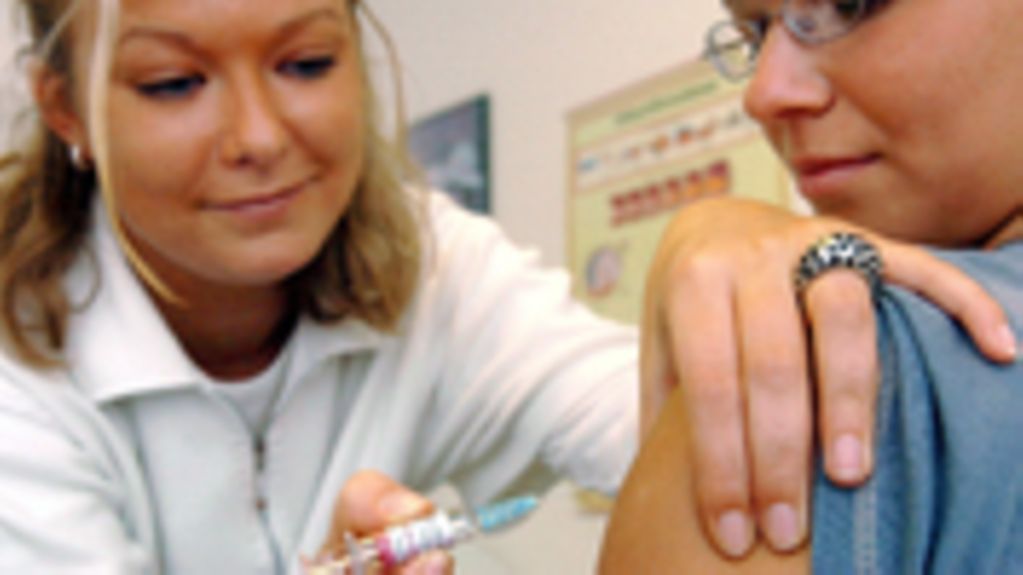 In einer Arztpraxis in Frankfurt (Oder) erhält eine Patientin von der Arzthelferin eine Schutzimpfung