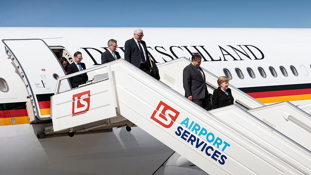 Bundeskanzlerin Angela Merkel, Außenminister Frank-Walter Steinmeier und weitere Kabinettsmitglieder steigen aus dem Flugzeug.