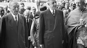 Bundeskanzler Konrad Adenauer und Charles de Gaulle, Präsident Frankreichs, vor der Kathedrale Notre-Dame de Reims.