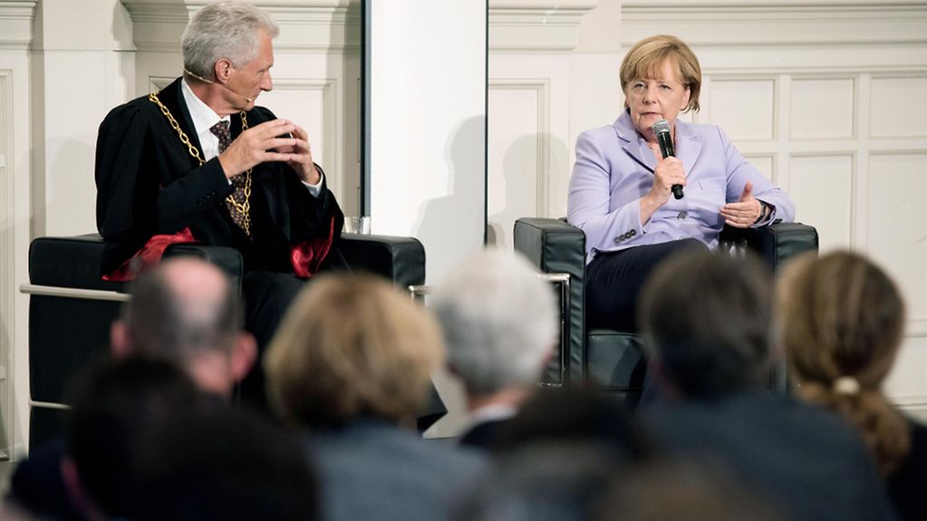 Bundeskanzlerin Angela Merkel anlässlich der Verleihung der Ehrendoktorwürde der Universität Bern.