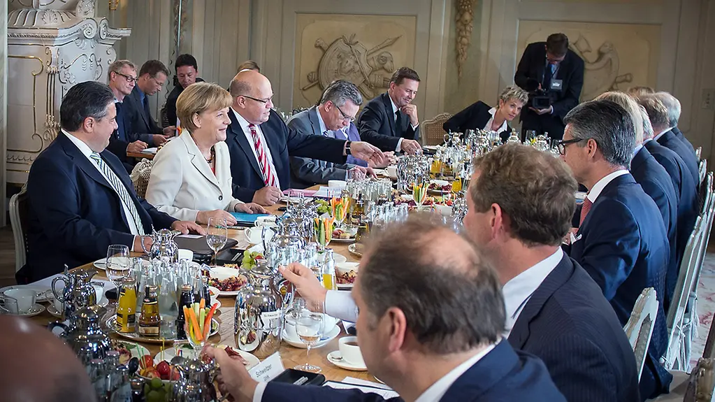 Auftakt des Zukunftsgespräch mit Sozialpartnern im Schloss Meseberg.