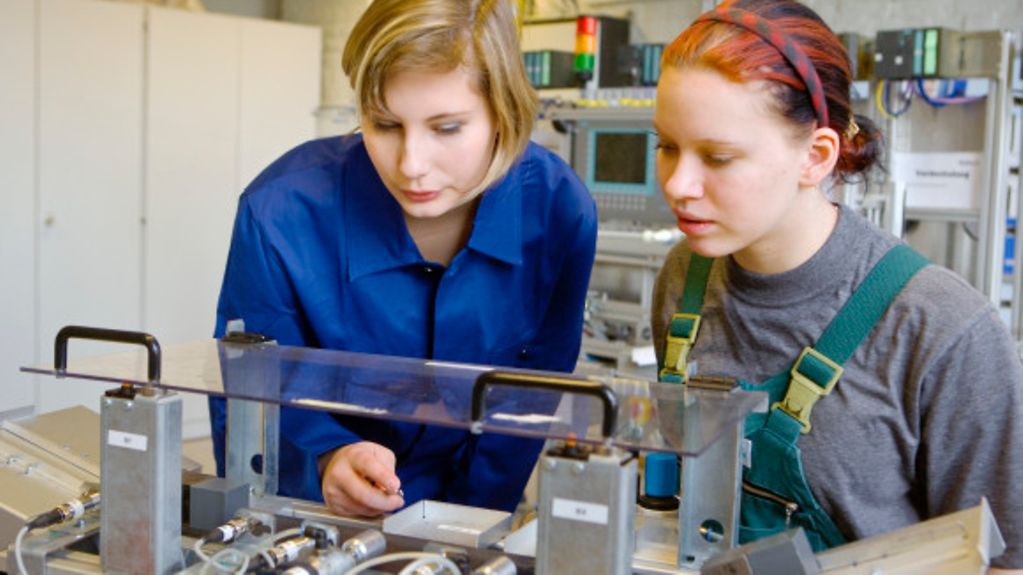 Junge Frauen in einer technischen Ausbildung in der Siemens Ausbildungswerkstatt