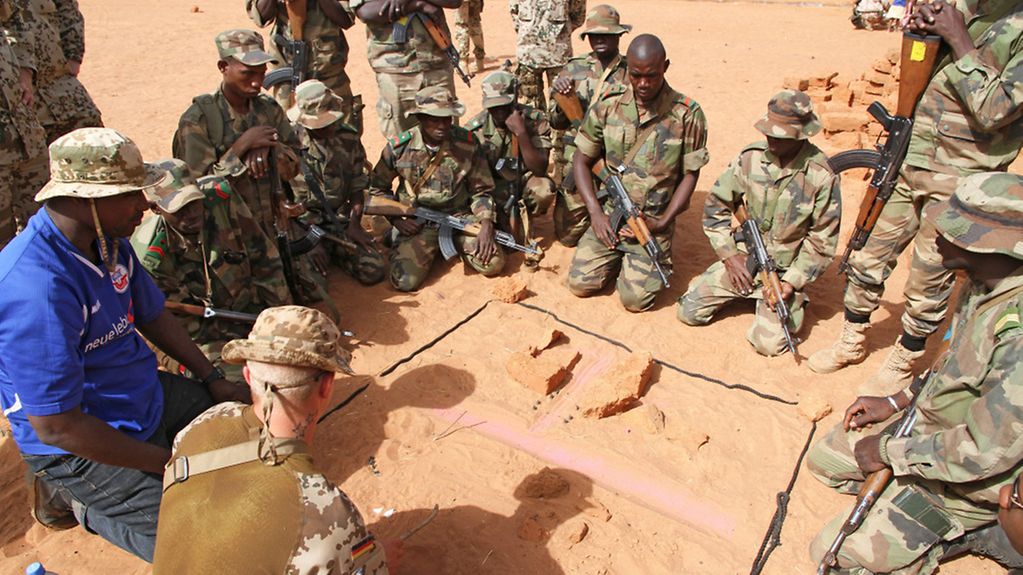 Malische Kräfte bei der Einweisung in das Gelände unter deutscher Anleitung