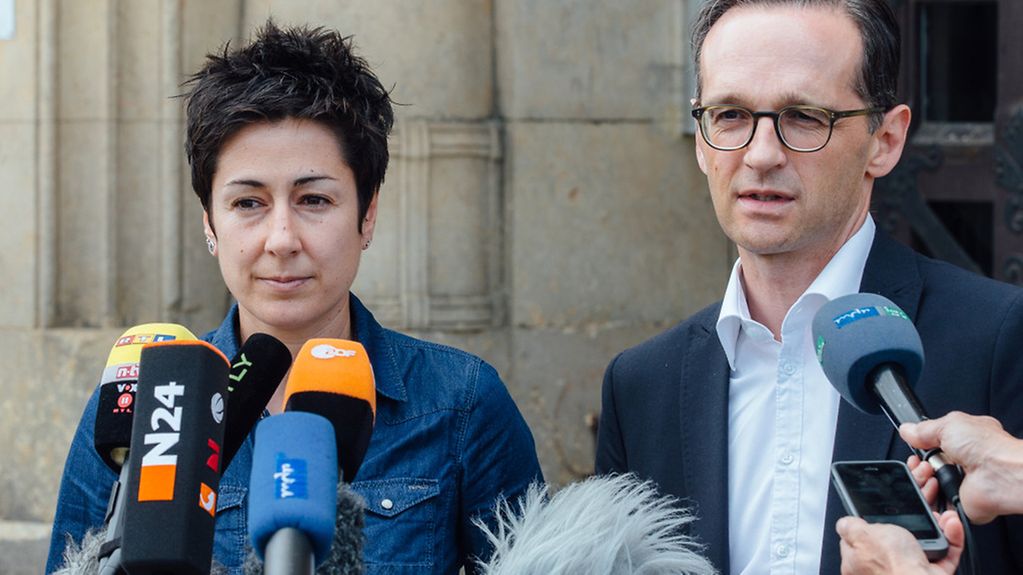 dn Bundesjustizminister Heiko Maas und die Moderatorin Dunja Hayali vor dem Pestalozzi-Gymnasium in Heidenau zu Journalisten.