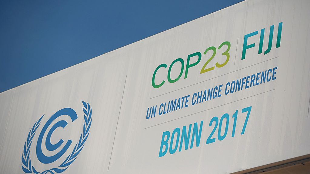 Das Logo der UN-Weltklimakonferenz hängt am 19.10.2017 in Bonn (Nordrhein-Westfalen) an einem Zelt.