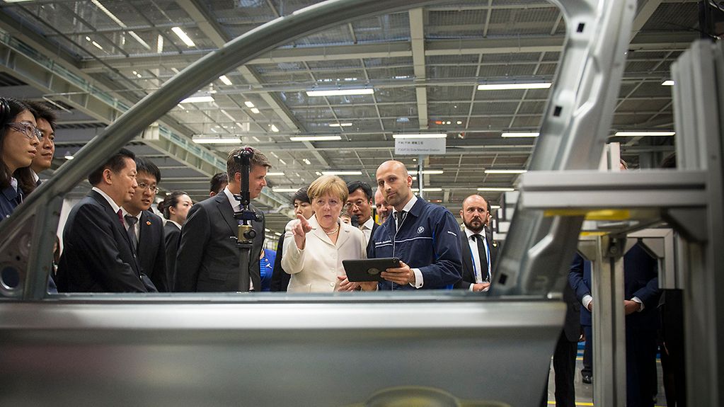Bundeskanzlerin Angela Merkel im Werk von BMW Brilliance in Shenyang.