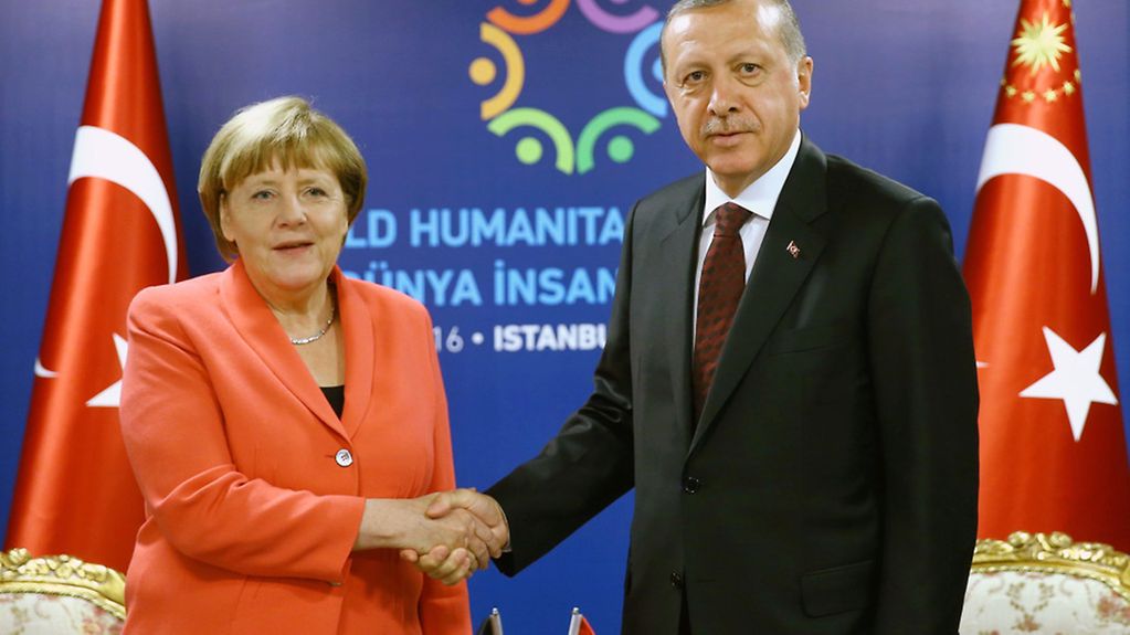 Bundeskanzlerin Merkel und der türkische Präsidenten Erdogan beim UN-Sondergipfel in Istanbul.