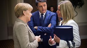 Bundeskanzlerin Angela Merkel im Gepräch mit der designierten EU-Außenbeauftragten Federica Mogherini und Italiens Ministerpräsidenten Matteo Renzi.