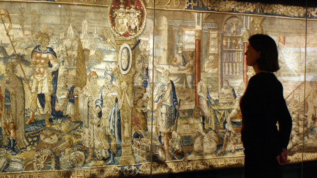 Eine Besucherin betrachtet in Warendorf einen riesigen Bildteppich aus dem 17. Jahrhundert, der aus Anlass der Aussöhnung zweier Danziger Familien nach vorausgegangenen großen Zwistigkeiten angefertigt wurde. Westpreußen-Museum