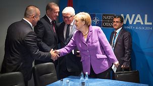 Bundeskanzlerin Merkel und Außenminister Steinmeier begrüßen den türkischen Präsidenten Erdogan sowie Außenminister Çavuşoğlu zum Gespräch.