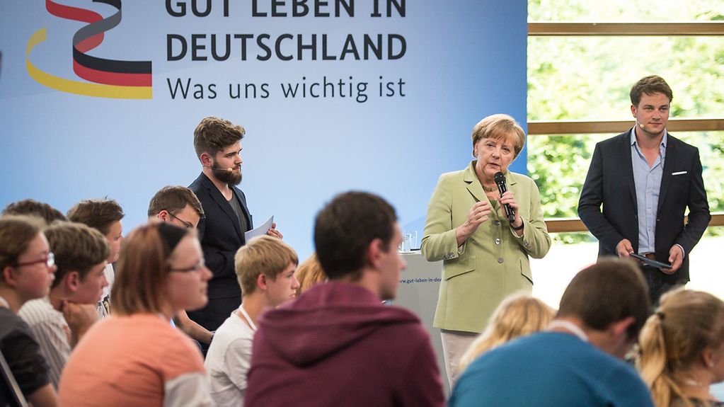 Bundeskanzlerin Angela Merkel diskutiert beim Bürgerdialog mit Jugendlichen.