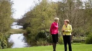Bundeskanzlerin Angela Merkel und die dänische Ministerpräsidentin Helle Thorning-Schmidt gehen nebeneinander.