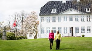 Bundeskanzlerin Angela Merkel und die dänische Ministerpräsidentin Helle Thorning-Schmidt gehen nebeneinander.