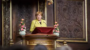Bundeskanzlerin Angela Merkel hält eine Rede.