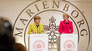 Bundeskanzlerin Angela Merkel und die dänische Ministerpräsidentin Helle Thorning-Schmidt geben eine gemeinsame Presseerklärung.