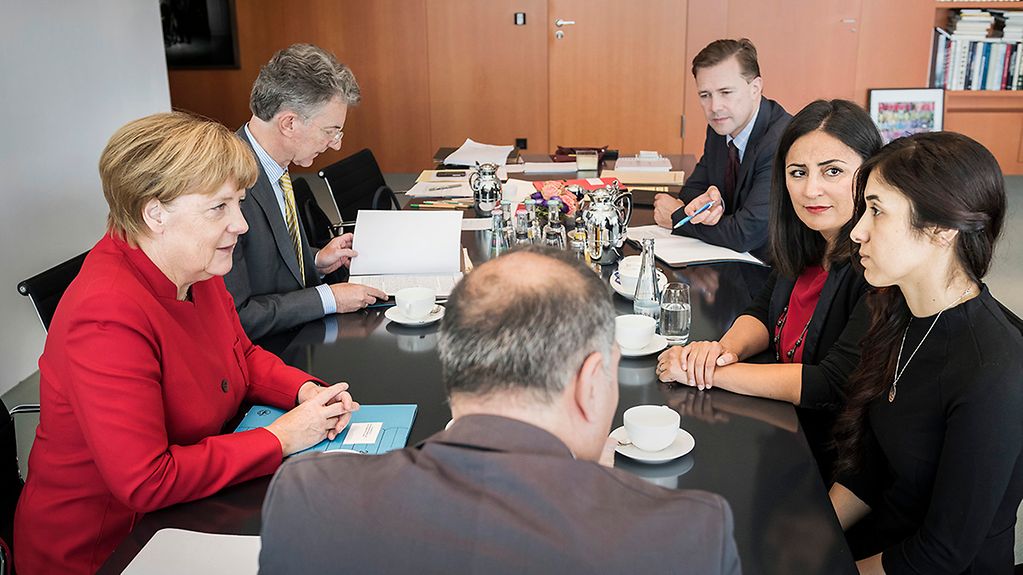 Bundeskanzlerin Angela Merkel unterhält sich mit Nadia Murad.