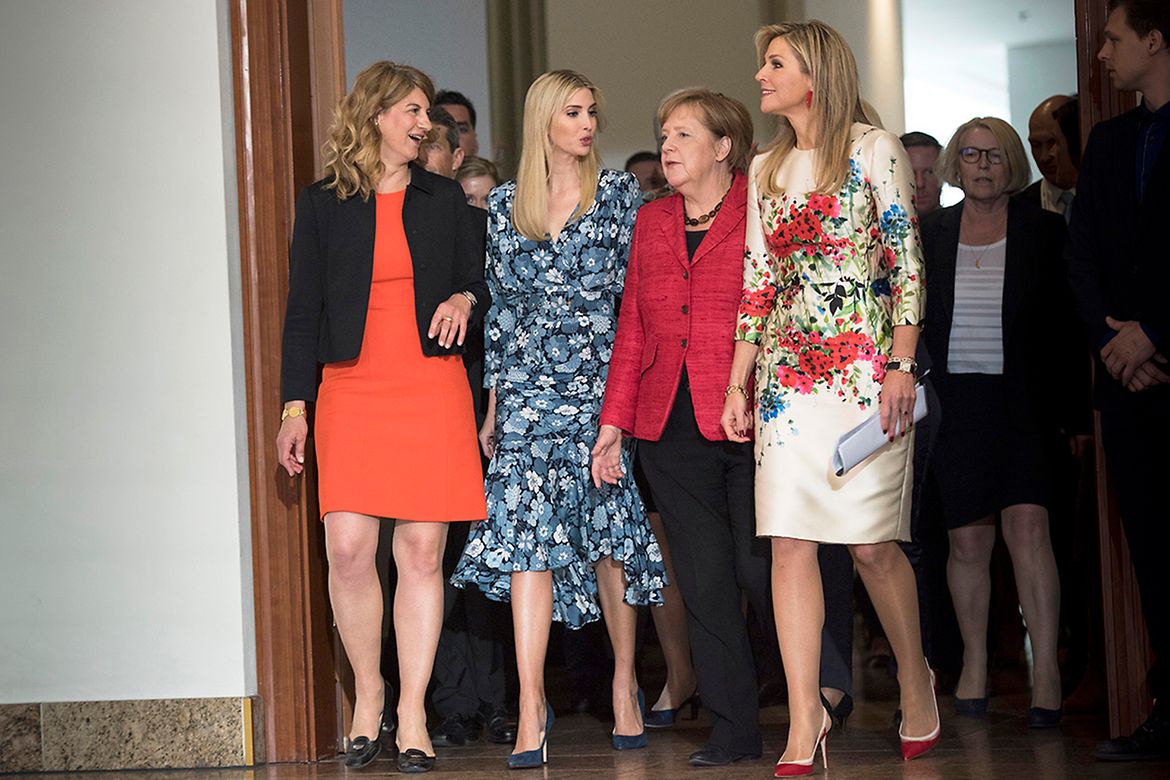 Bundeskanzlerin Angela Merkel geht im Rahmen des Woman20 Summits neben Stephanie Bschorr, Ivanka Trump und Königin Maxima von den Niederlanden.